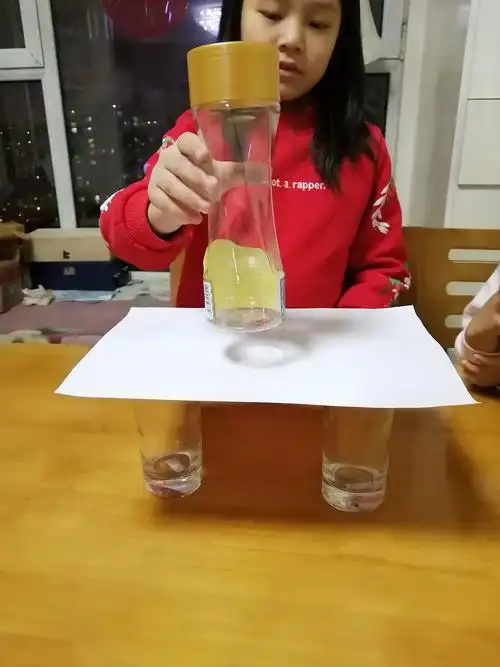 科学小实验《神奇的纸》临沂市三河口小学三年级三班张凌寒