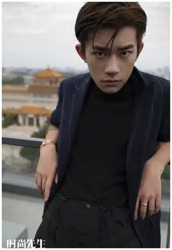 易烊千玺双刊封面写真照片曝光,西装寸头造型凸显成熟少年魅力