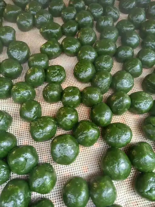 艾草米果,在吉安这地方,做法略不同.