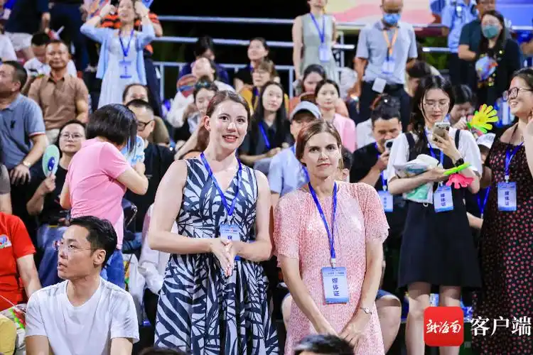 媒体代表观看比赛.记者 潘頔 摄