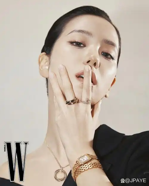 金智秀# jisoo登上韩国杂志《w》最新封面及内页写真大赏,太美[腯]