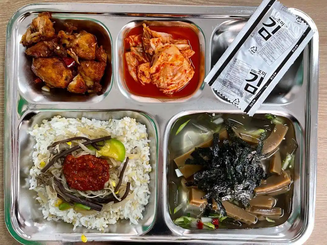 图7-12:另外一支韩军部队士兵晒出的部队伙食.#韩国 满汉全席