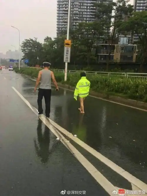 他边劝说,边脱下小黄衣,为其披上.据深圳交警官方微博今早发布消息称