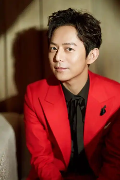 何炅红西装帅气写真图片 - tt98图片网