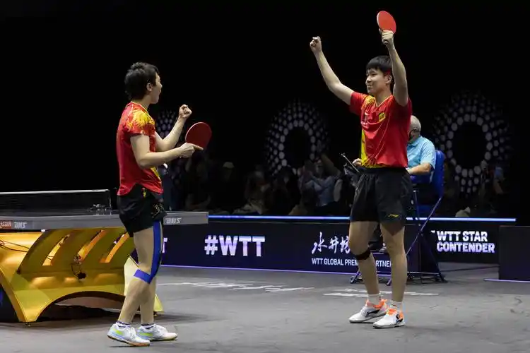 组图wtt挑战赛王楚钦王曼昱混双夺冠捧杯合影