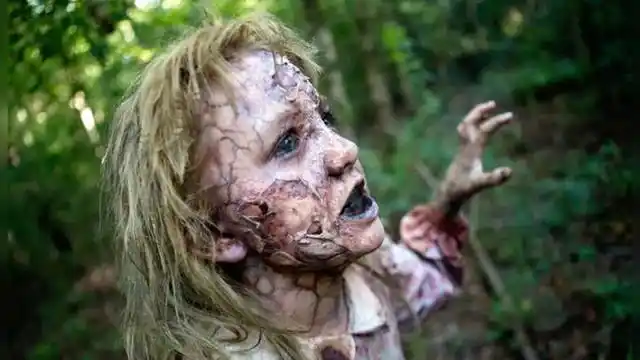 女孩被丧尸咬伤即将变异,父亲不离不弃陪在身边,甘愿成其食物