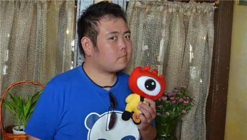 17年前,因一张照片爆红登上英国报刊的网红"小胖",近况如何?