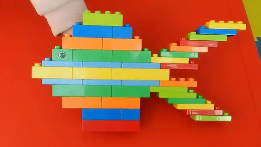 乐高大颗粒积木教程生动形象的鱼非常适合学前小朋友在家搭建