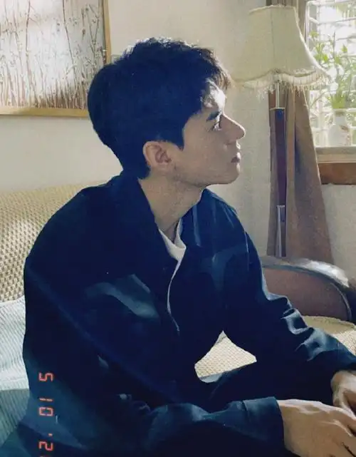 龚俊是g吗川渝第一男神难道是同性恋龚俊杀青挂在徐峰身上