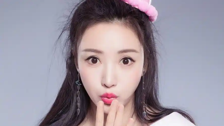 女神柳岩图片-美女壁纸-高清美女图片-第15图-娟娟壁纸