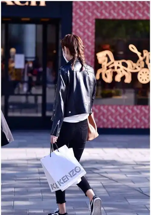 帆布鞋,春季里的时尚女生,穿出休闲风格,还可以展示身材