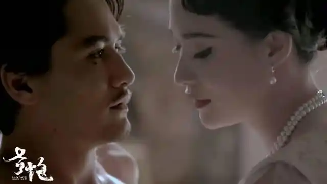 情侣将彼此锁在一起致死不分开泰国电影永恒