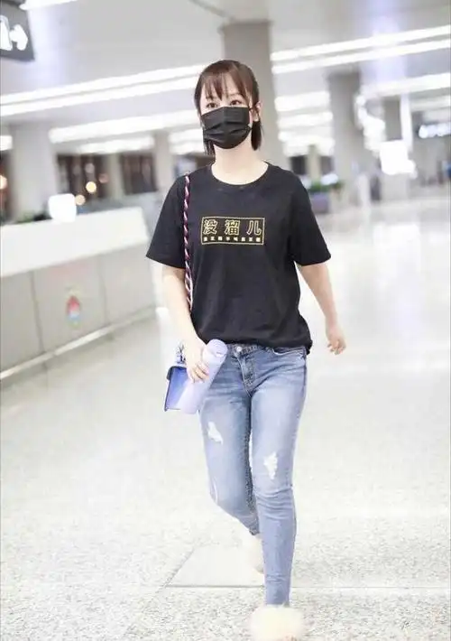 杨紫终于在机场翻车了,穿黑色t恤配紧身裤太显胖,终于信有120斤