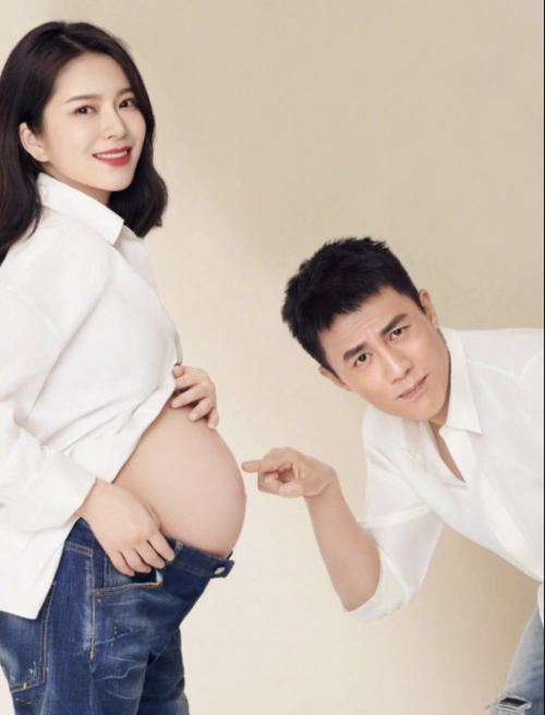 杜淳首晒妻子孕期写真,亲吻王灿孕肚,与腹中宝宝温馨互动超幸福