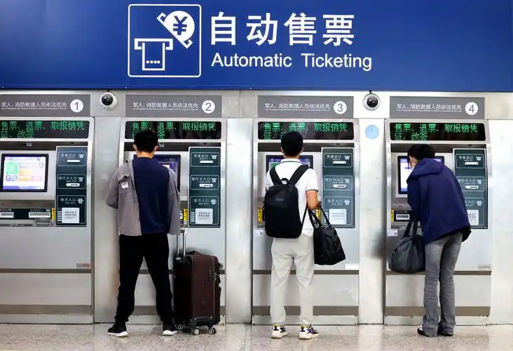 8月31日,旅客在江苏连云港火车站购票.新华社发(耿玉和 摄)