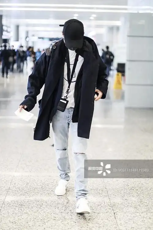 文章街拍:黑色风衣搭白t恤 水洗牛仔裤配回力小白鞋潇洒随性