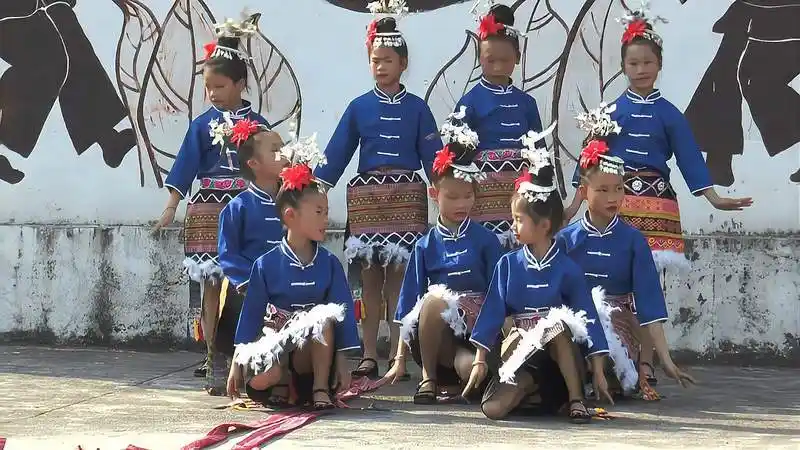 苗族小姑娘跳苗族锦鸡舞好看