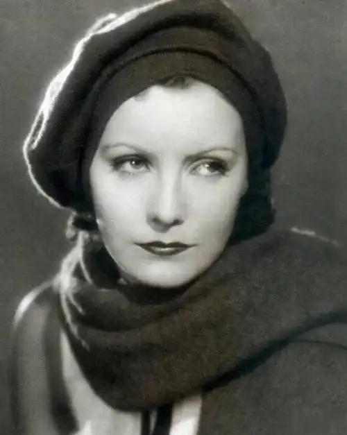 此后出演的几部电影都获得成功,其中以1935年《茶花女》和《安娜·