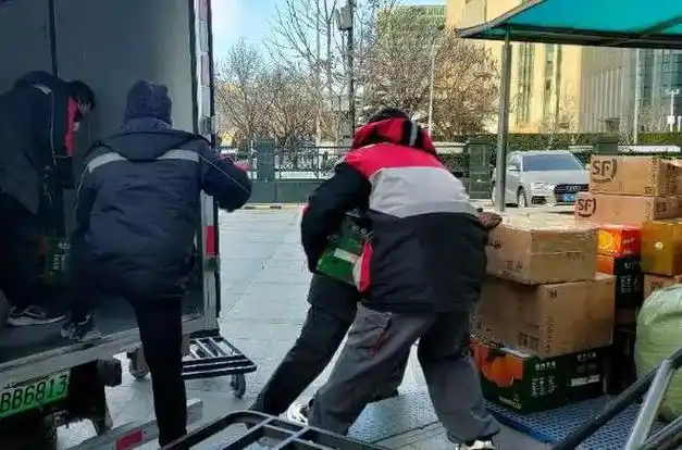 招快递员要大专学历,派费持续下滑,小哥待遇跟上了吗?|顺丰_网易订阅