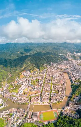 航拍湖南通道县城蓝天白云城市建筑风光