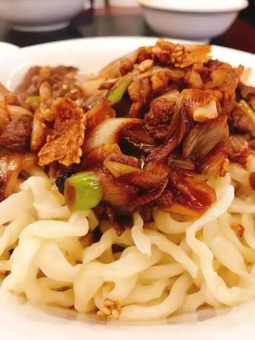 要说这羊肉汆儿面,京城里的清真馆子真不错习惯把羊肉片倒进面条锅里