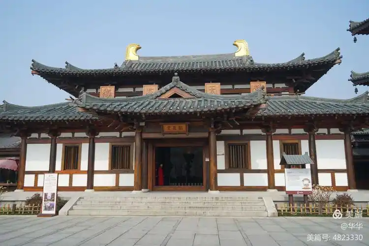 拈花堂是拈花湾重要的景观建筑,具有典型的唐代木构建筑特点,给人以