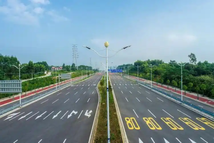 全力推动优化营商环境湛江大道主线交安工程基本完成