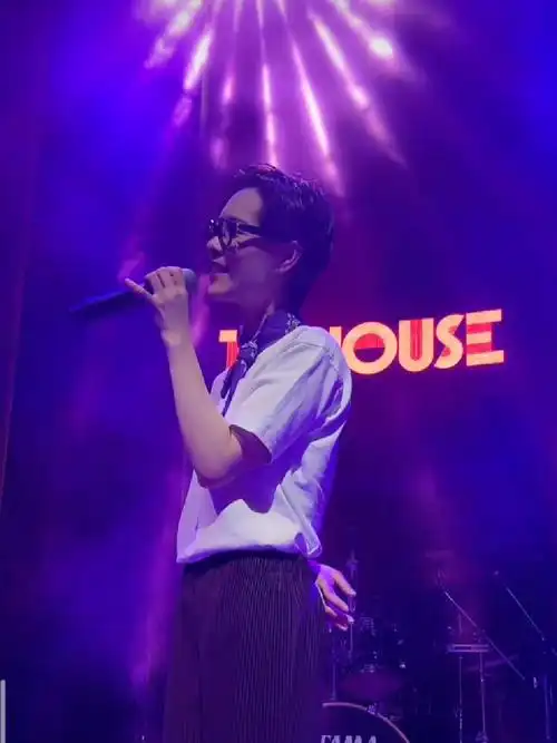 喜欢歌手的话可以关注@余超颖