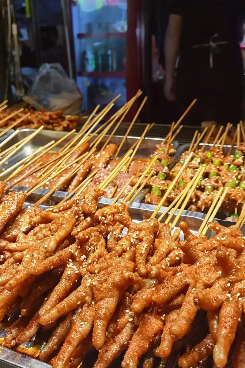 成都的街边小吃有什么?有鸡脚脚,糖葫芦.小海鲜,春卷,包浆豆 - 抖音