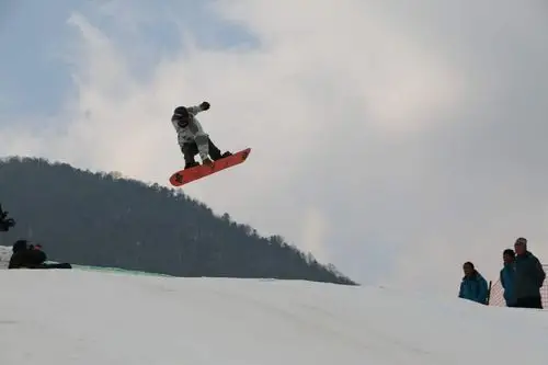 宝鸡太白县鳌山滑雪场上演"雪上速度与激情"