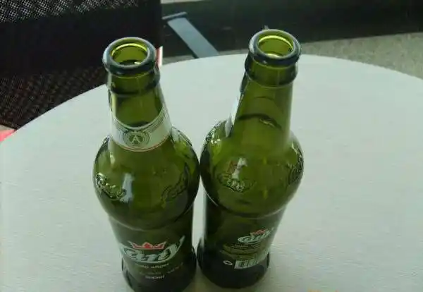 谁有喝完酒摆在桌上空酒瓶图片?_你问我答网