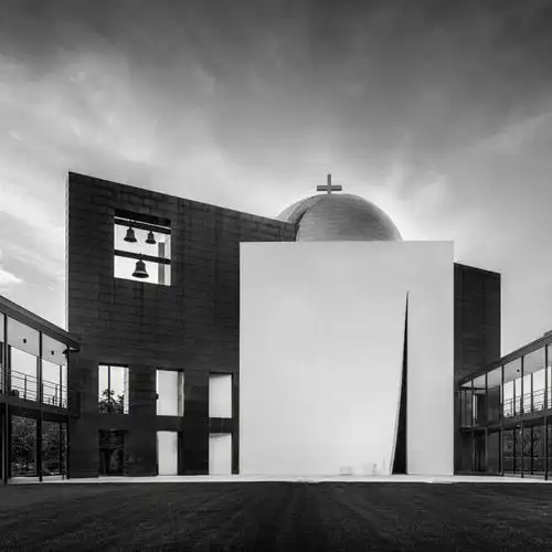 求变,一生都在引领潮流,他从玻璃屋子时期的密斯风格转向新古典主义时