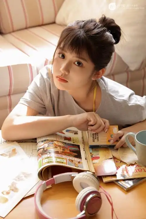 小圆脸,丸子头,微胖美少女可爱迷人私房写真图集 大眼睛,圆脸美女