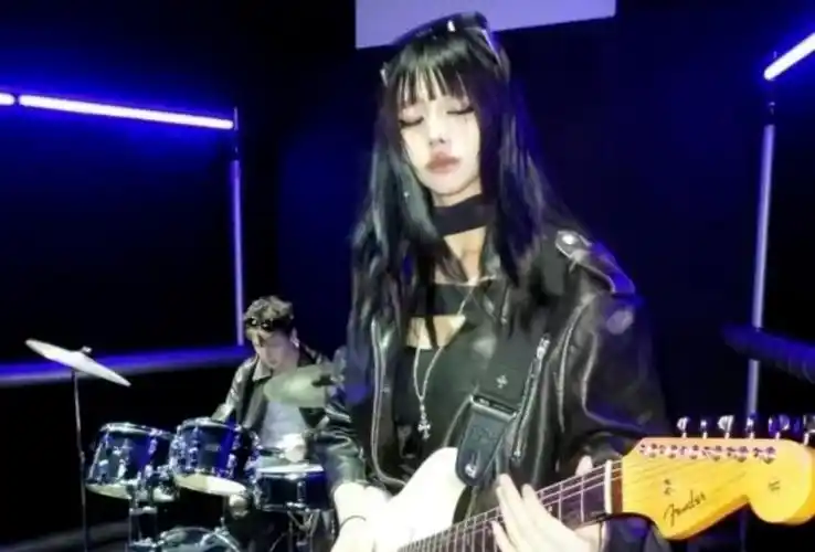 王菲母女与汪峰千金小苹果罕见同框,原来她们是私下里