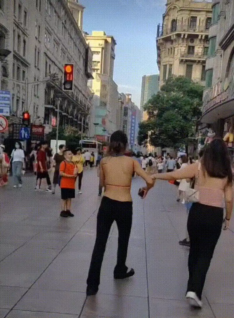上海南京东路步行街,惊现暴露狂女子逛街,裸露个大后背,布料太少胸部