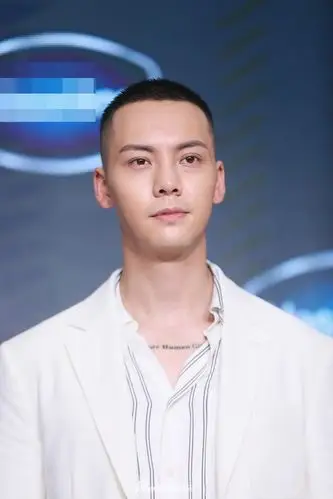 陈伟霆寸头造型超a一身白西装雅痞帅气