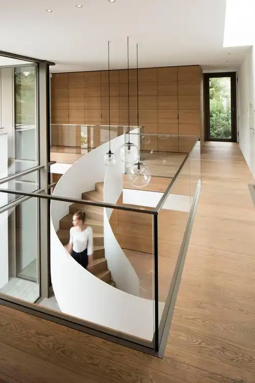 二层过道看旋转楼梯