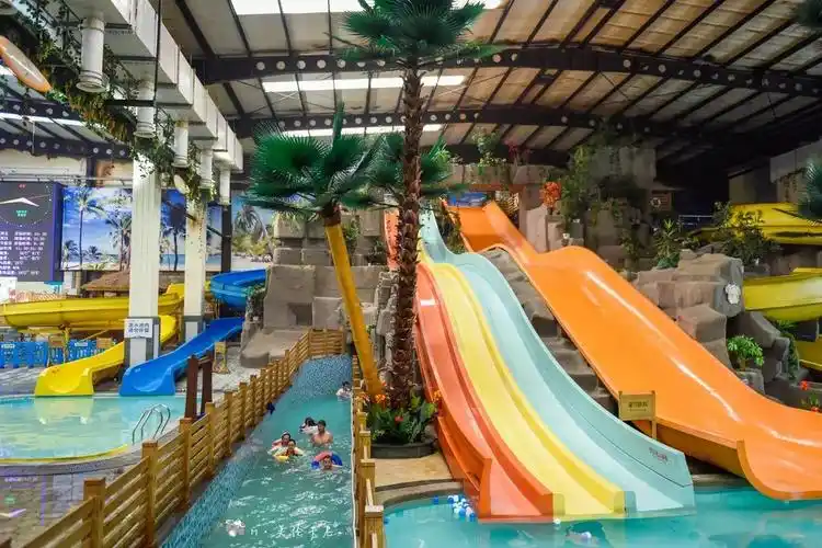 在这儿该有的项目都有了标准泳池,造浪池,戏水池,儿童嬉水乐园,健身区