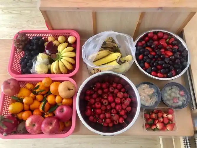 为制作出美味可口的水果蜜,孩子们从家里带来了自己爱吃的水果杏