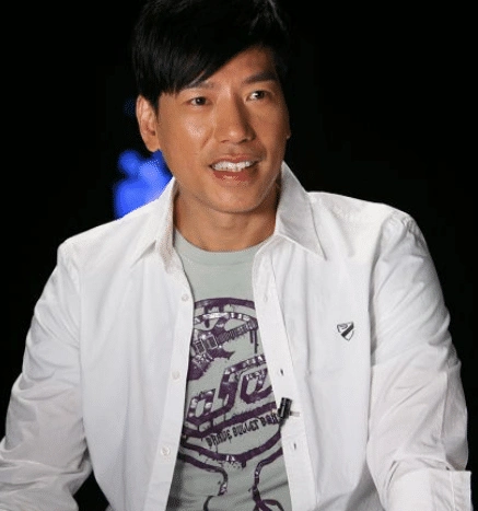 他是《古惑仔》里的乌鸦哥,戏中与生活中反差巨大,56岁至今未婚