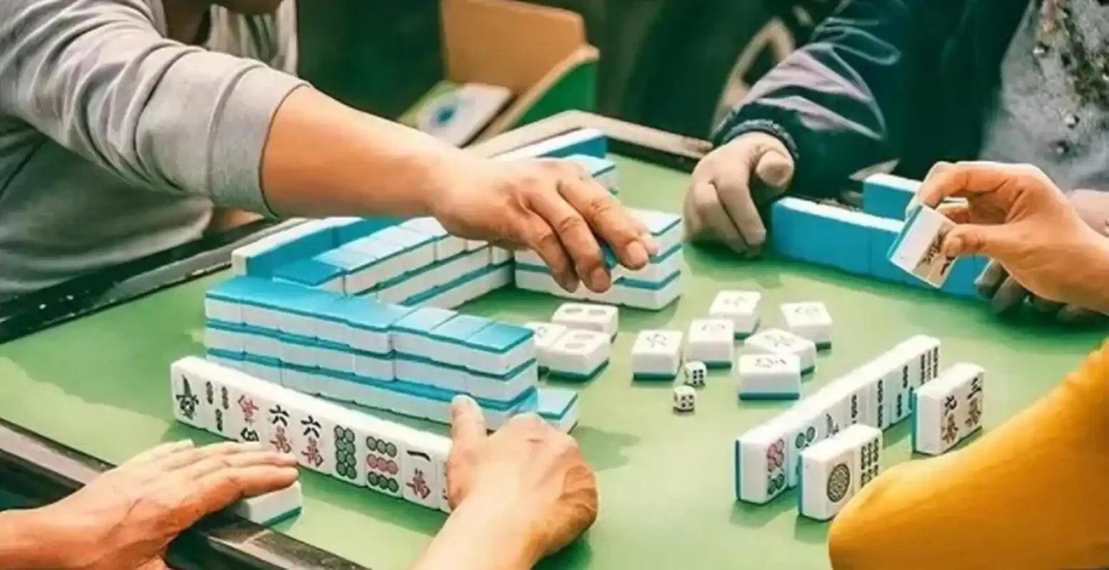 其家属认为女子死亡与同桌打麻将的3人和麻将馆老板,有不可推卸的责任