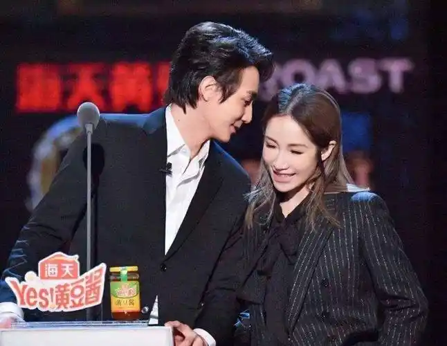 恋爱小能手萧亚轩携小16岁男友出行逛街秀恩爱互动甜掉牙