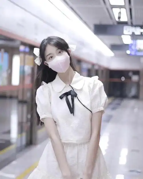 地铁女神小家碧玉戴着口罩也遮挡不住她的神仙颜值