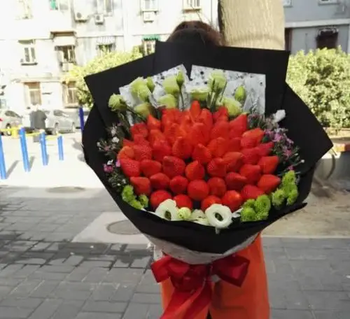 小伙用羊肉串告白,清洁工提扫把来,网友:赔了夫人又折兵