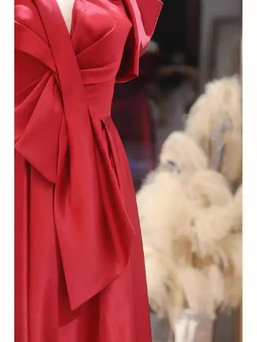 红色缎面吊带遮手臂礼服