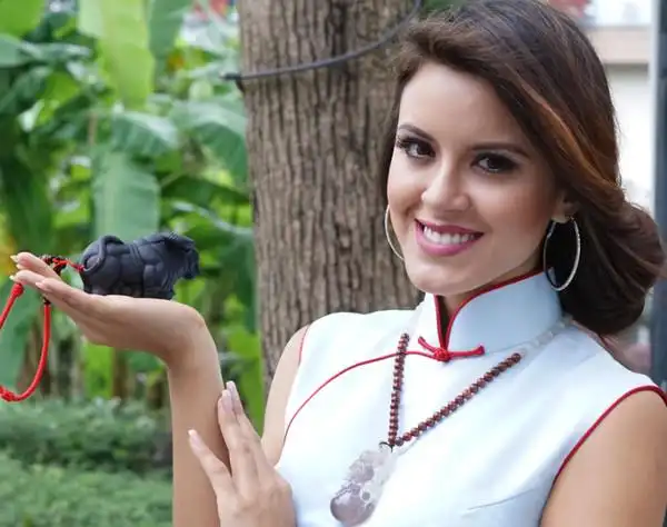 厄瓜多尔小姐凯瑟琳戴楼兰漠玉珠宝获亚军