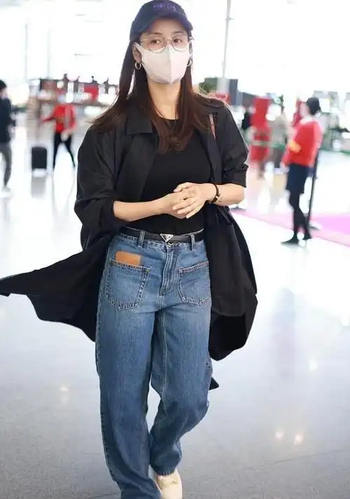 黑色长款风衣 复古蓝色牛仔裤必不可少的休闲外套,在日常穿搭中也发挥