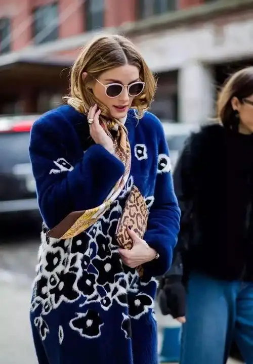 哎呀,拿出我的爱马仕丝巾挡一挡.