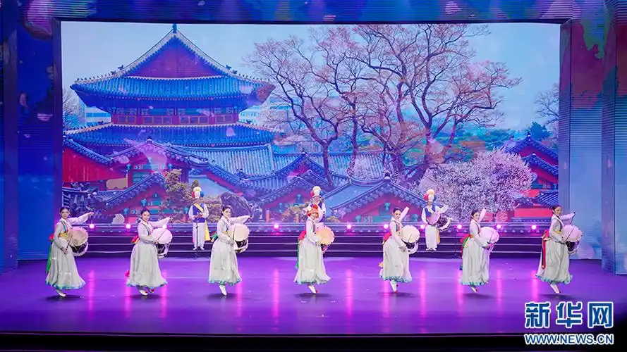 韩国柳氏舞蹈团表演舞蹈《美丽韩国Ⅱ》.新华网发(林楷煜 摄)