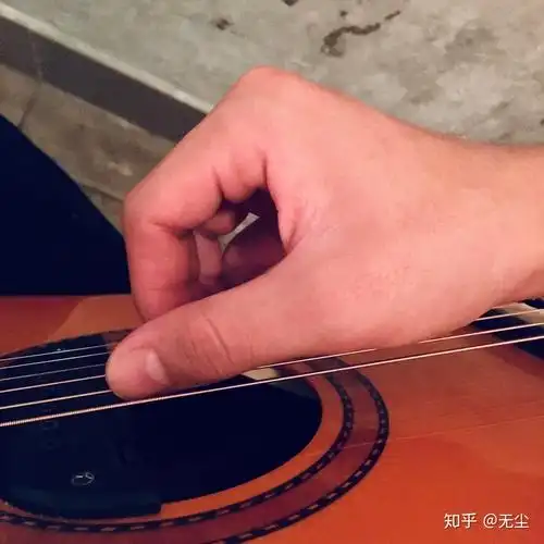 请问一下,吉他右手手型,-定要大拇指放在食指前面吗,我这种算是坏习惯